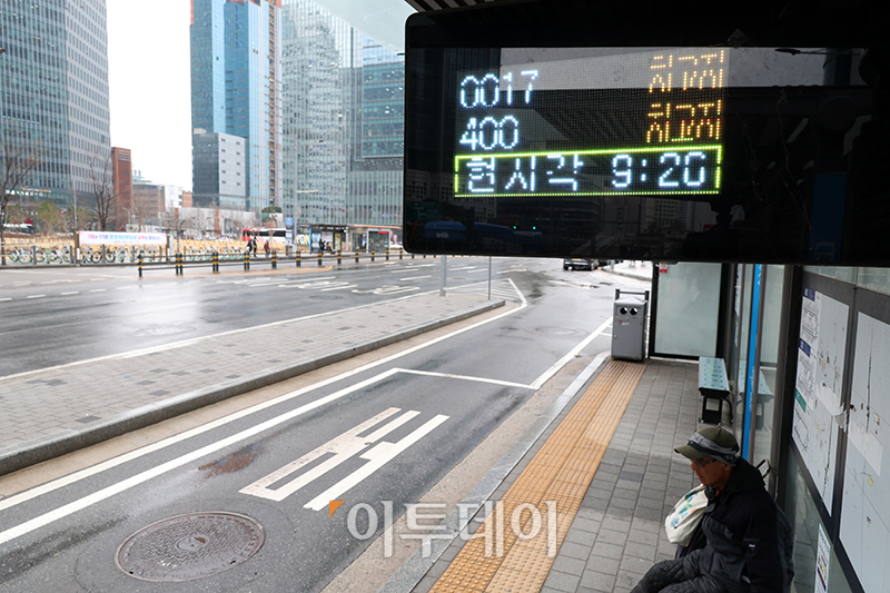 ▲서울 시내버스 노동조합이 12년 만에 총파업에 들어간 28일 서울 용산역 앞 버스 정류장이 한산한 모습이다. 고이란 기자 photoeran@