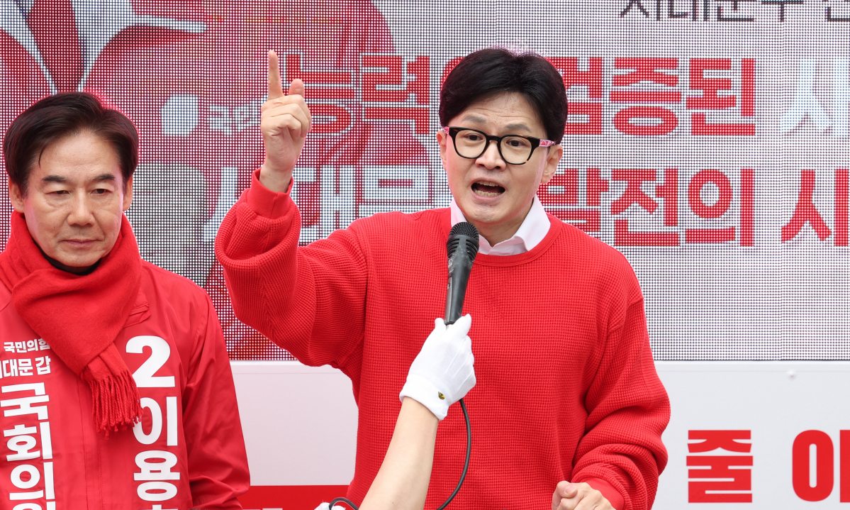 ▲ 한동훈 국민의힘 비상대책위원장이 28일 오전 서울 서대문구 신촌에서 열린 '국민의힘으로 서대문살리기' 집중유세에서 이용호 서대문갑 후보의 지지를 호소하고 있다. (뉴시스)