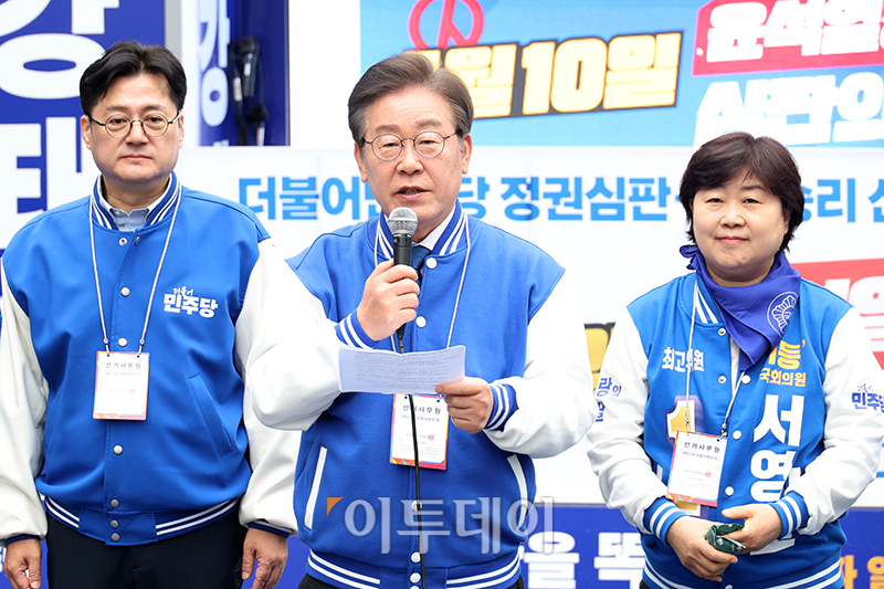 ▲이재명 더불어민주당 상임공동선거대책위원장이 28일 서울 용산역 광장에서 열린 정권심판・국민승리 선거대책위원회 출정식에서 발언을 하고 있다. 오른쪽부터 홍익표 원내대표, 이 위원장, 서영교 최고위원. 고이란 기자 photoeran@