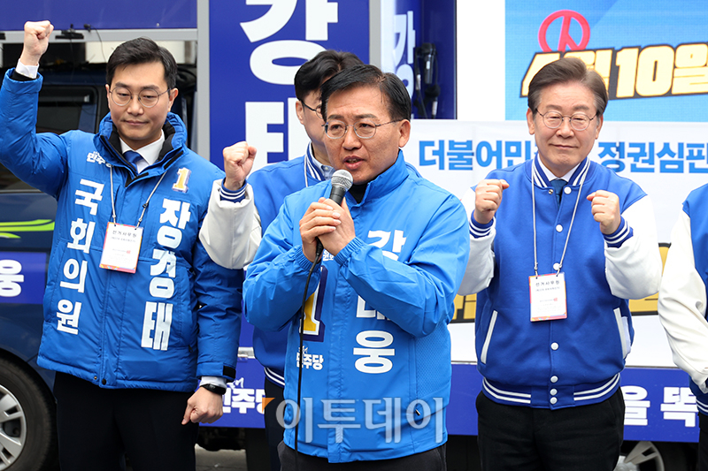 ▲28일 서울 용산역 광장에서 열린 더불어민주당 정권심판・국민승리 선거대책위원회 출정식에서 강태웅 후보가 발언을 하고 있다. 오른쪽은 이재명 상임공동선거대책위원장. 고이란 기자 photoeran@