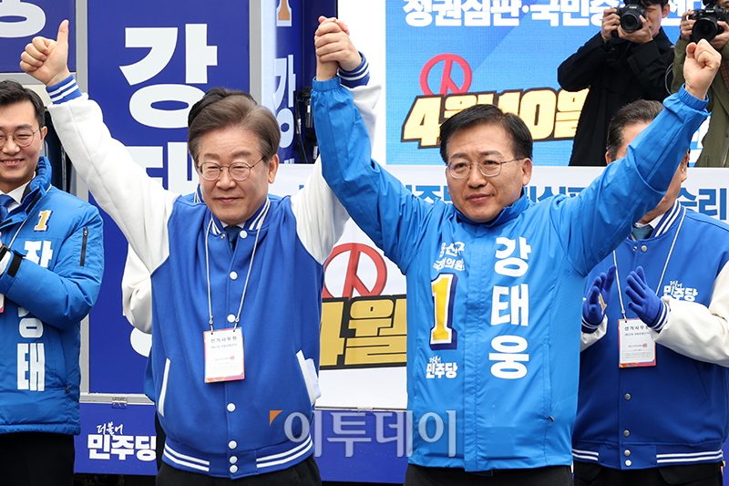 ▲이재명(왼쪽) 더불어민주당 상임공동선거대책위원장이 28일 서울 용산역 광장에서 열린 정권심판・국민승리 선거대책위원회 출정식에서 강태웅 후보와 기념촬영을 하고 있다. 고이란 기자 photoeran@