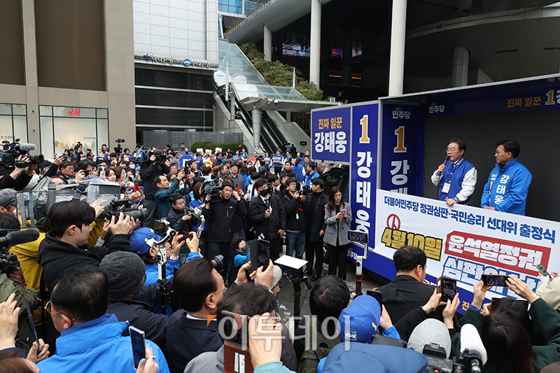 ▲이재명 더불어민주당 상임공동선거대책위원장이 28일 서울 용산역 광장에서 정권심판・국민승리 선거대책위원회 출정식을 마치고 유세차에 올라 강태웅 후보 지지발언을 하고 있다. 고이란 기자 photoeran@