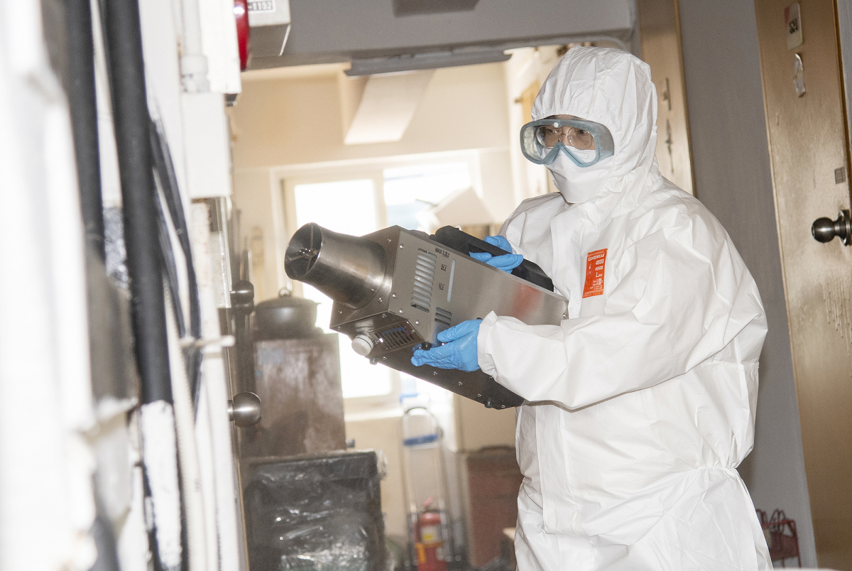 ▲지난해 동자동 쪽방촌 일대 방역소독 현장. (자료제공=용산구)