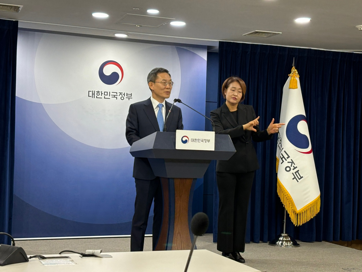 ▲이종호 과학기술정보통신부 장관이 28일 서울 종로구 정부서울청사 브리핑실 에서 가계통신비 부담완화 정책성과 및 향후계획에 대해 브리핑하고 있다. (김나리 기자)