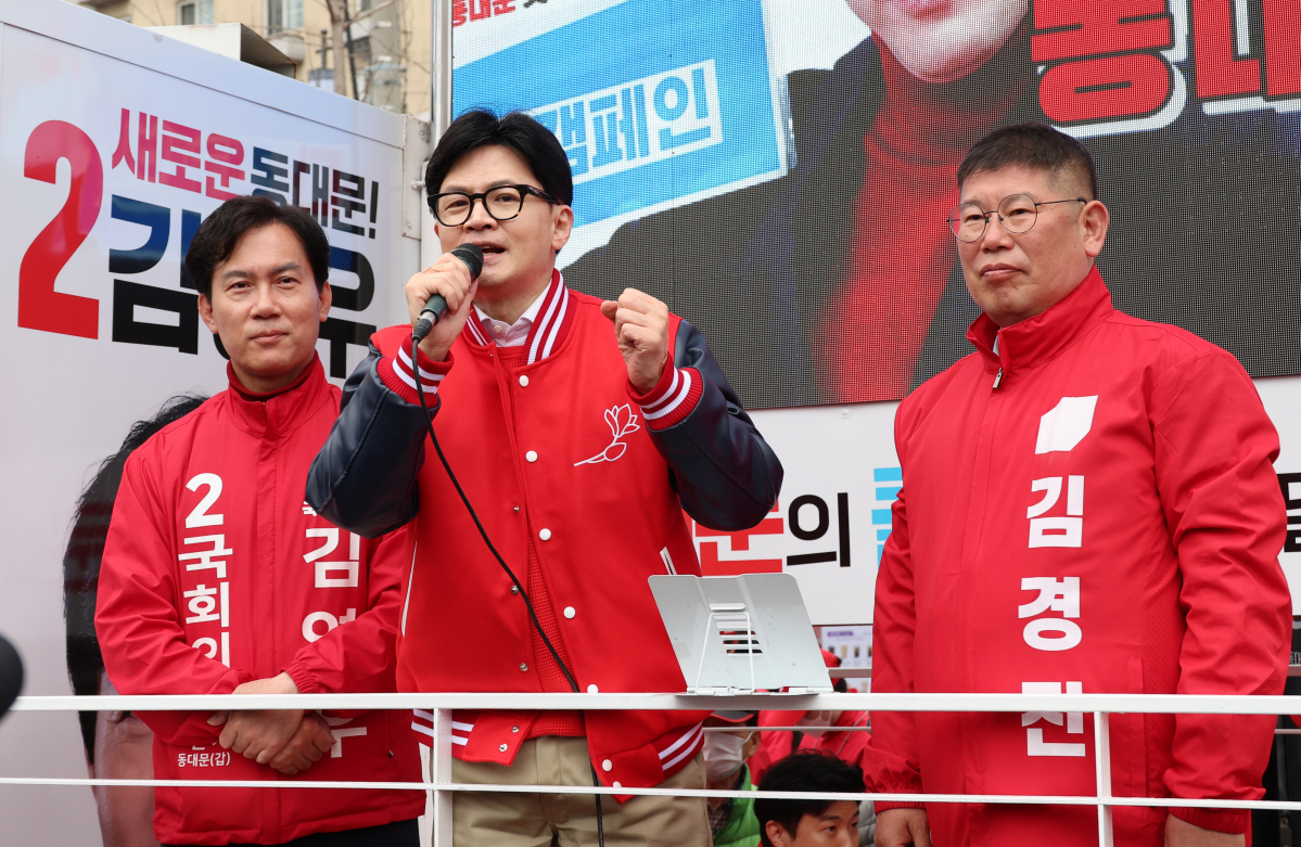 ▲[서울=뉴시스] 이영환 기자 = 한동훈 국민의힘 비상대책위원장이 28일 오후 서울 동대문구 회기역 네거리에서 김영우 동대문구갑 후보, 김경진 동대문구을 후보의 지지를 호소하고 있다. 2024.03.28. 20hwan@newsis.com