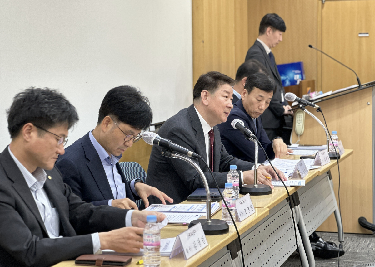 ▲저축은행중앙회 오화경 회장 및 임원들이 기자 설명회에서 23년 영업실적에 대해 설명하고 있다. (사진제공=저축은행중앙회)