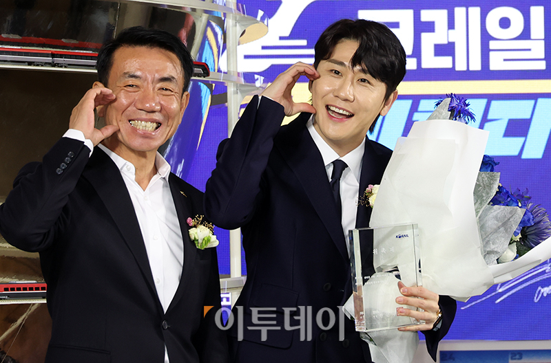 ▲28일 서울 중구 문화역서울284 메인홀에서 열린 코레일 홍보대사 위촉식에서 가수 영탁(오른쪽)이 한문희 코레일 사장에게 위촉패를 받고 기념촬영을 하고 있다. 고이란 기자 photoeran@