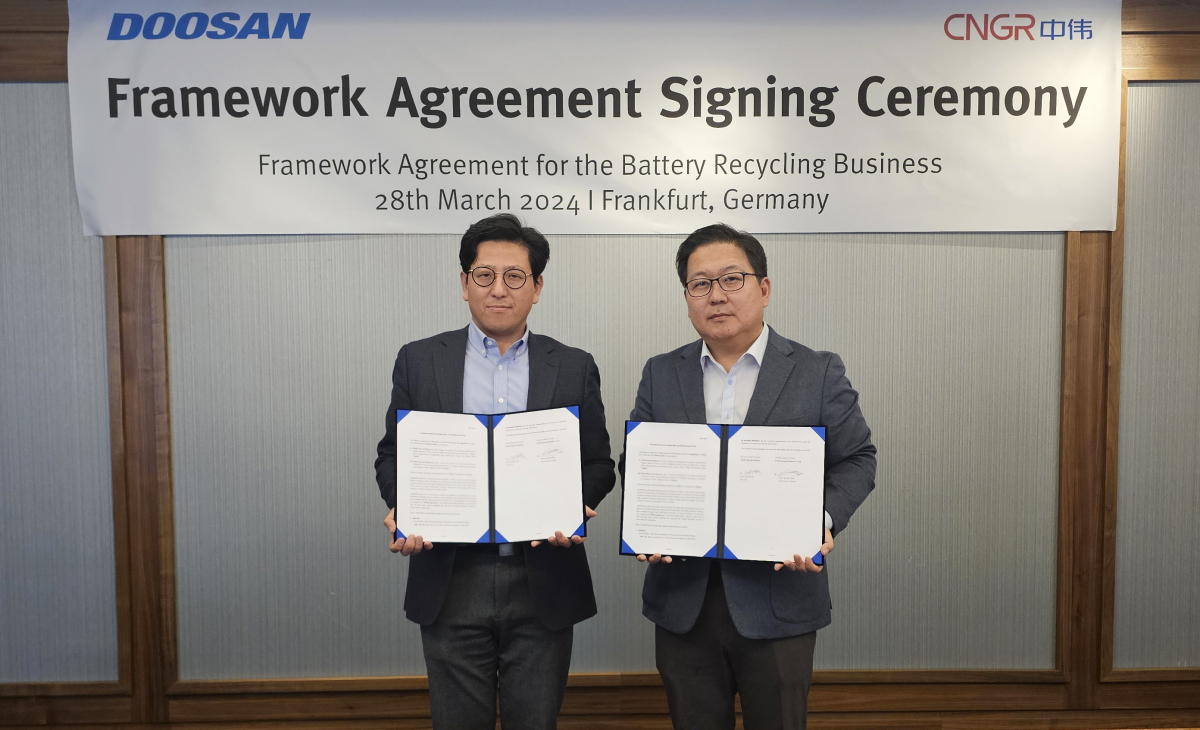 ▲최재혁(왼쪽) 두산리사이클솔루션 대표와 백준협 CNGR 글로벌 리사이클링 대표가 기본 합의서 서명 후 기념촬영을 하고 있다. (사진제공=두산에너빌리티)