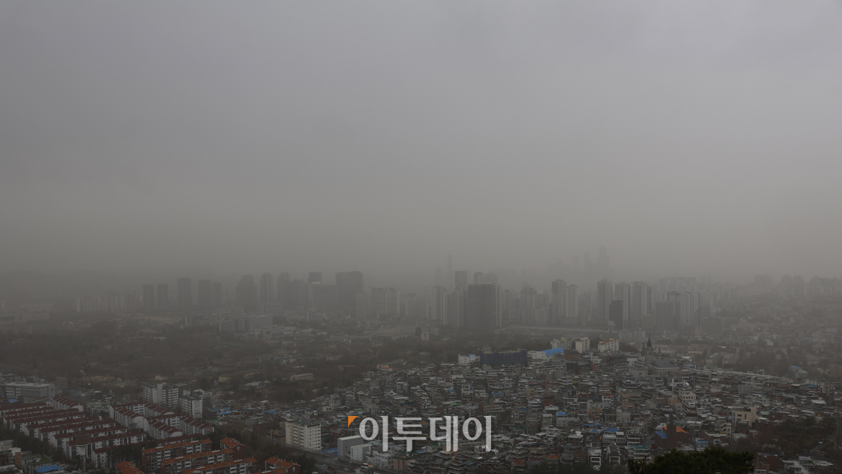 ▲내몽골고원발 황사가 닥치면서 올 봄 최악의 미세먼지 농도를 보인 29일 서울 남산에서 바라본 서울 도심이 뿌옇게 보이고 있다. 조현호 기자 hyunho@