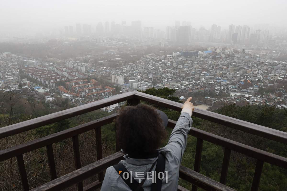 ▲내몽골고원발 황사가 닥치면서 올 봄 최악의 미세먼지 농도를 보인 29일 서울 남산에서 바라본 서울 도심이 뿌옇게 보이고 있다. 조현호 기자 hyunho@