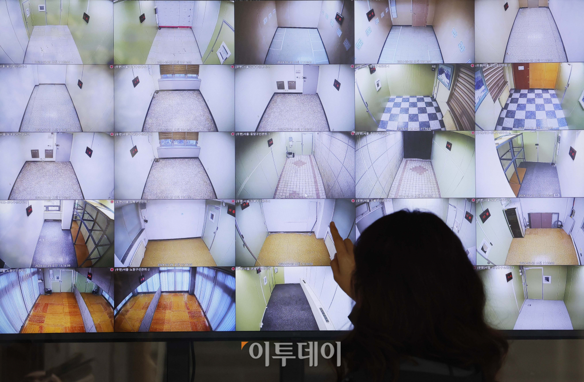 ▲29일 서울 종로구 서울특별시선거관리위원회에 제22대 국회의원선거 관내사전투표함과 우편투표함 보관장소 열람용 모니터가 설치되어 있다. 열람용 모니터에서는 25개 구위원회에 보관된 우편투표함 등의 보관상태를 확인할 수 있다. 열람기간은 우편투표함 보관장소는 거소투표용지를 발송하는 이날부터 선거일인 4월 10일까지이며, 관내사전투표함 보관장소는 사전투표 기간 첫날인 4월 5일부터 4월 10일까지 열람이 가능하다. 조현호 기자 hyunho@