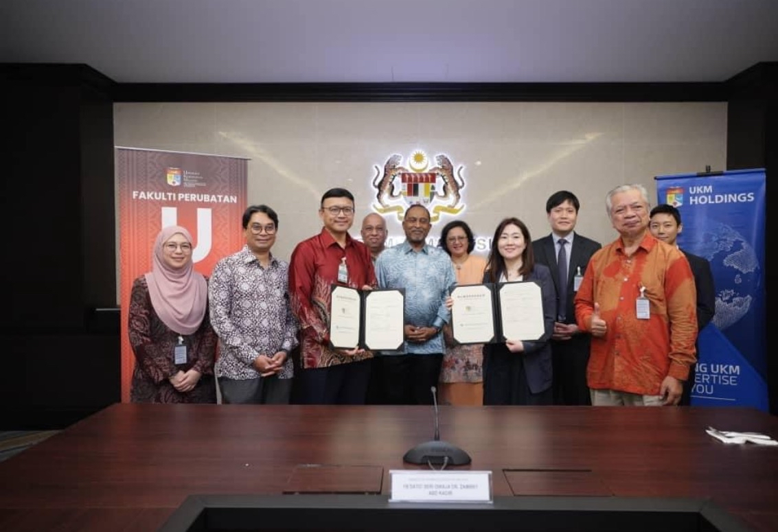 ▲말레이시아 국회의사당(Parlimen Malaysia)에서 UKM 부총장 모하맛 에흐완 토리만(Dr. Mohd Ekhwan Hj Toriman) 교수와 제일약품 글로벌사업본부장 김수미 상무가 협약서에 서명한 후 기념촬영하고 있다. (사진제공=제일약품)