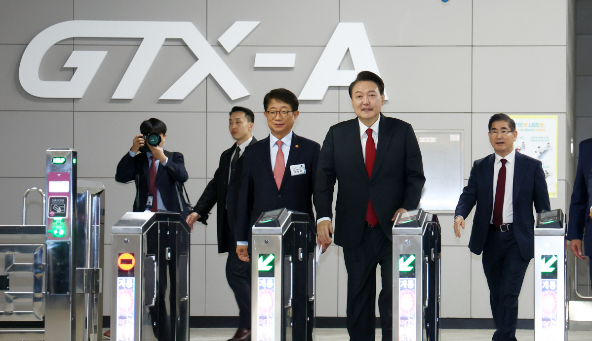 ▲윤석열 대통령이 29일 개통한 수도권광역급행철도(GTX) A노선 수서~동탄 구간 시승을 마친 뒤 경기도 화성시 동탄역에 도착하고 있다. 윤 대통령 왼쪽은 박상우 국토교통부 장관. (연합뉴스)
