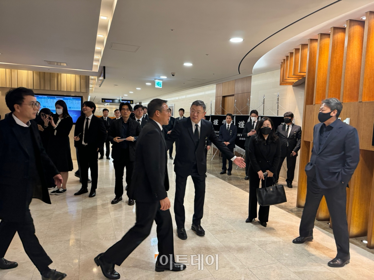 ▲조현문 전 효성 부사장이 30일 서울 신촌 세브란스병원에 차려진 고(故) 조석래 명예회장 빈소에 입장하고 있다. (이동욱 기자 toto@)