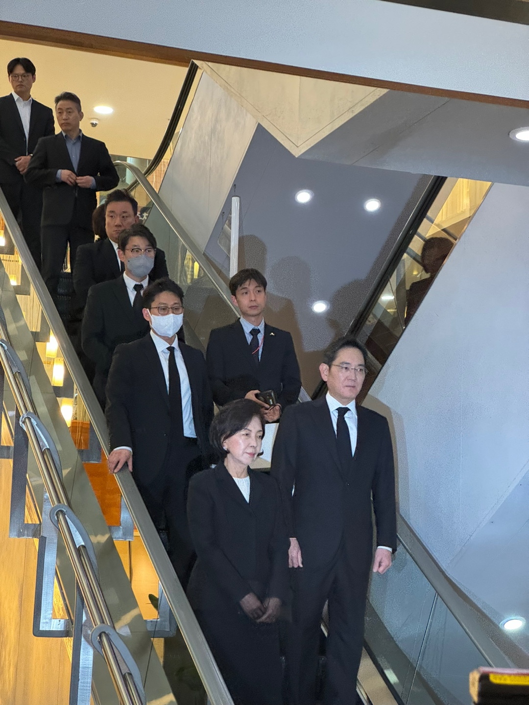 ▲이재용 삼성전자 회장이 30일 오후 고(故) 조석래 효성그룹 명예회장 빈소가 마련된 서울 신촌 세브란스 병원 장례식장에 들어서고 있다. (공동취재단)