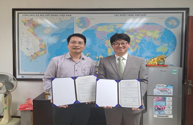 ▲장기복 환경부 녹색전환정책관(오른쪽)이 26일(현지시간) 베트남 하노이에서 판 뚜엉 훙(Phan Tuan Hung) 천연자원환경부 법제국장과 자원순환산업단지 조성 협력약정서를 체결한 후 기념 촬영을 하고 있다. (사진제공=환경부)