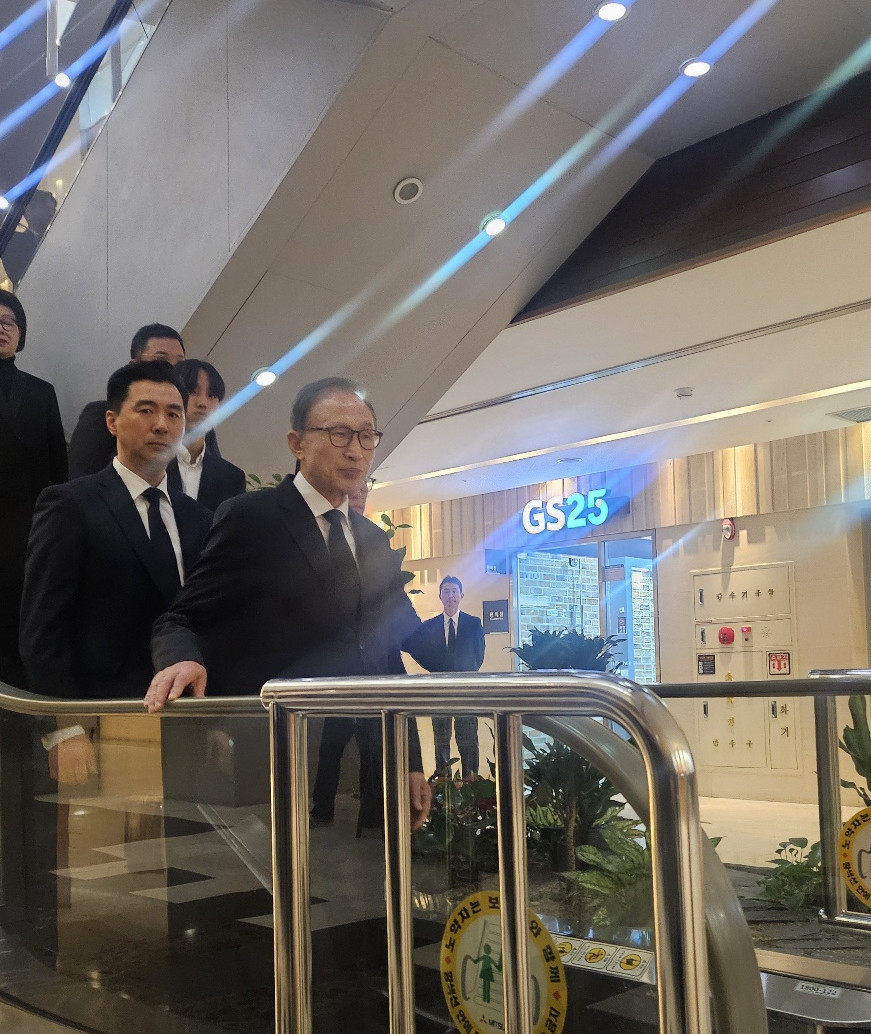 ▲이명박 전 대통령이 31일 오후 고(故) 조석래 효성그룹 명예회장 빈소가 마련된 서울 신촌 세브란스 병원 장례식장에 들어서고 있다.  (사진=공동취재단)