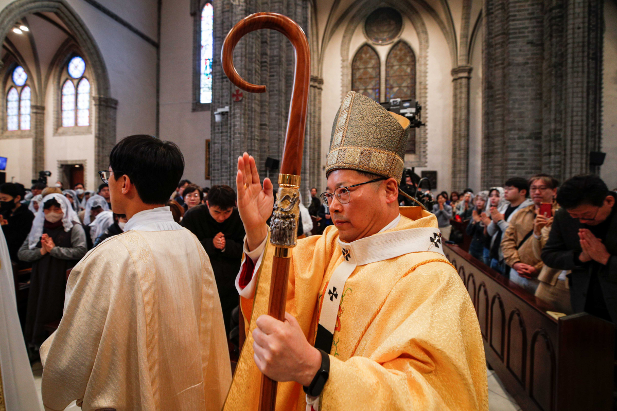 ▲정순택 대주교가 31일 서울 중구 명동성당에서 열린 '주님 부활대축일 낮미사'에서 미사를 집전하기 위해 대성당에 들어서고 있다.  사진공동취재단