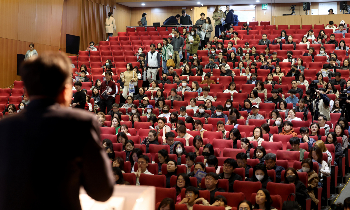 ▲정부의 의대 2000명 증원 정책으로 비수도권 의대 정원이 대폭 늘어나게 된 가운데 31일 서울 종로구 성균관대에서 종로학원 주최로 열린 첫 의대 입시 설명회에서 수험생과 학부모들이 입시전문가의 설명을 듣고 있다. 신태현 기자 holjjak@