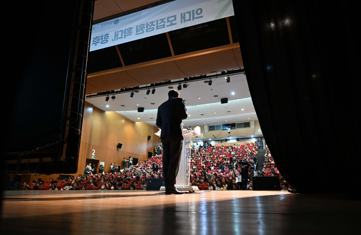 ▲정부의 의대 2000명 증원 정책으로 비수도권 의대 정원이 대폭 늘어나게 된 가운데 31일 서울 종로구 성균관대에서 종로학원 주최로 열린 첫 의대 입시 설명회에서 수험생과 학부모들이 입시전문가의 설명을 듣고 있다. 신태현 기자 holjjak@