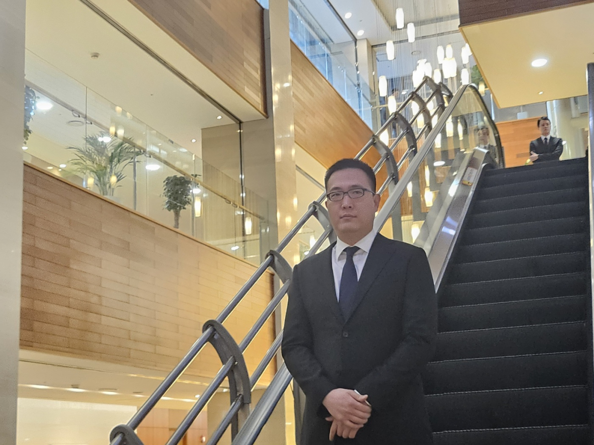 ▲김승연 한화그룹 회장의 3남 김동선 한화호텔앤리조트 부사장이 31일 오후 서울 서대문구 신촌세브란스병원 장례식장에 마련된 고(故) 조석래 효성그룹 명예회장의 빈소를 조문하고 있다. (사진=공동취재단)