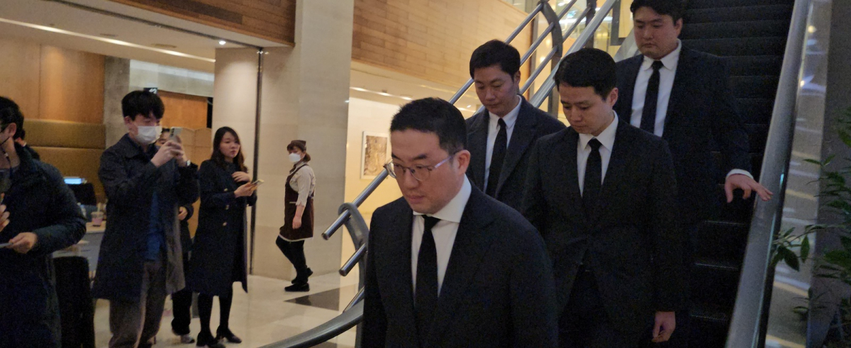 ▲구광모 LG그룹 회장 31일 오후 서울 서대문구 신촌세브란스병원 장례식장에 마련된 고(故) 조석래 효성그룹 명예회장의 빈소를 조문하고 있다.  (사진=공동취재단)