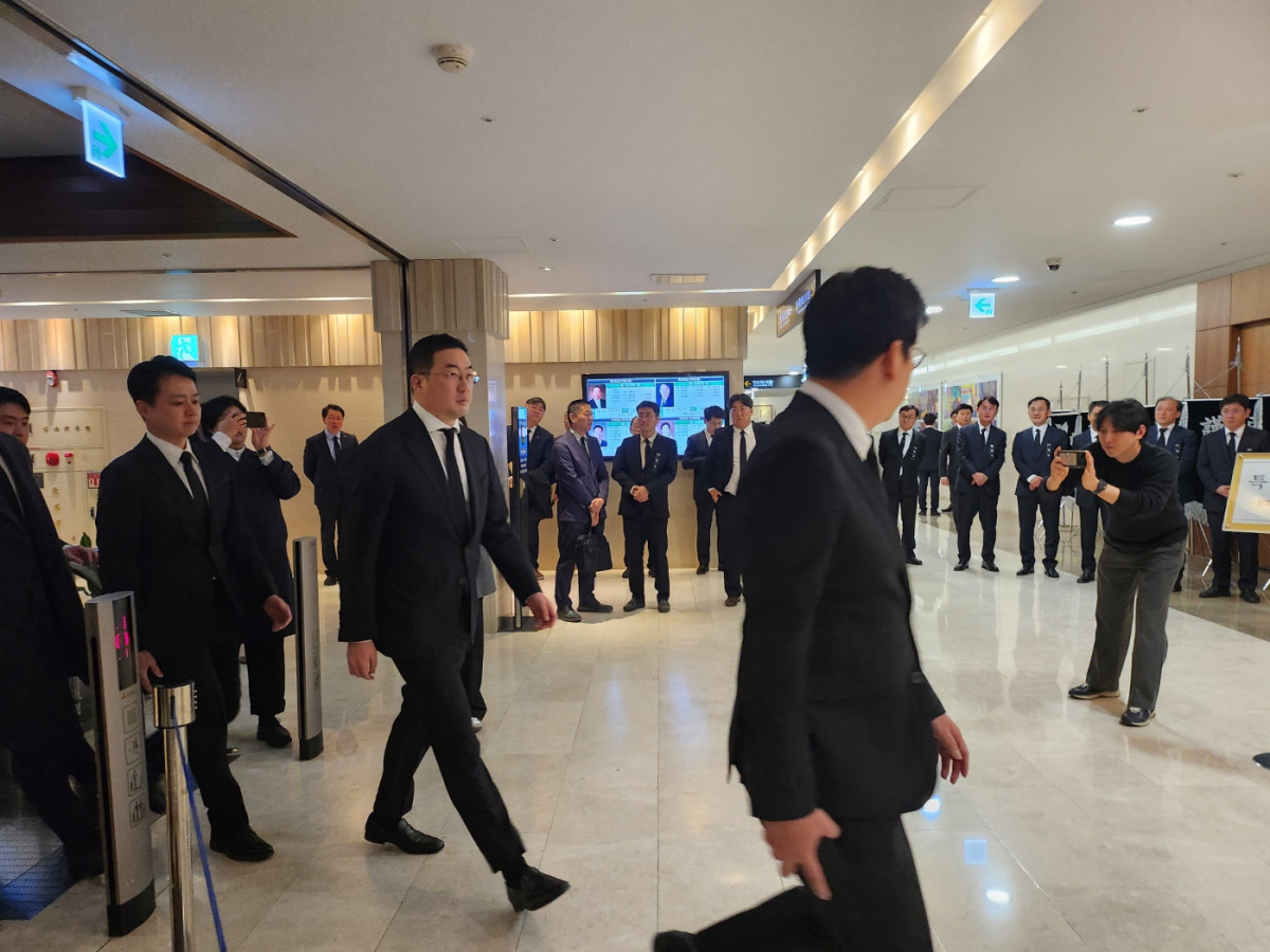 ▲구광모 LG그룹 회장 31일 오후 서울 서대문구 신촌세브란스병원 장례식장에 마련된 고(故) 조석래 효성그룹 명예회장의 빈소를 조문하고 있다. 유진의 기자 jinny0536@