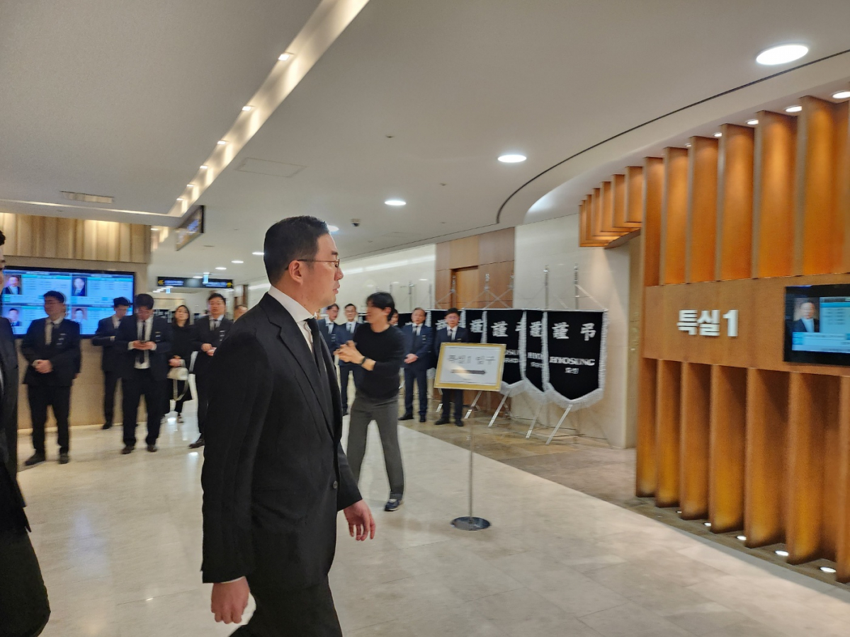 ▲구광모 LG그룹 회장 31일 오후 서울 서대문구 신촌세브란스병원 장례식장에 마련된 고(故) 조석래 효성그룹 명예회장의 빈소를 조문하고 있다. 유진의 기자 jinny0536@