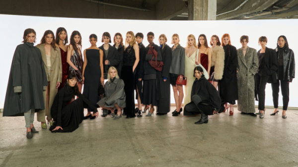 ▲한섬의 프리미엄 여성복 브랜드 '타임'이 2024 F/W 파리 패션위크에 참가해 단독 프레젠테이션을 진행했다. 피날레를 장식한 모델들이 도열해 있다. (사진제공=한섬)