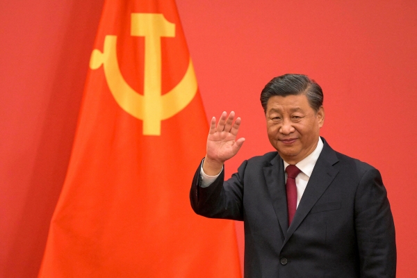 ▲시진핑 중국 국가주석이 2022년 10월 23일 정치국 신임 상무위원들을 소개하는 자리에서 손을 흔들고 있다. 베이징/AFP연합뉴스
