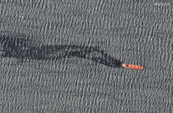 ▲홍해 상공에서 1일(현지시간) 후티 반군에 피격된 선박 뒤로 형성된 기름띠가 보인다. 홍해/로이터연합뉴스
