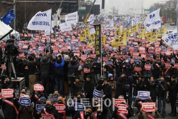 ▲3일 서울 영등포구 여의대로에서 의대정원 증원 및 필수의료 패키지 저지를 위한 전국의사 총궐기대회에서 의사들이 구호를 외치고 있다. 조현호 기자 hyunho@