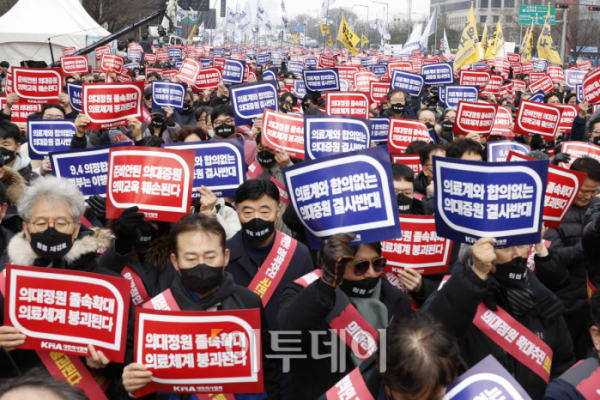 ▲3일 서울 영등포구 여의대로에서 의대정원 증원 및 필수의료 패키지 저지를 위한 전국의사 총궐기대회에서 의사들이 구호를 외치고 있다. 조현호 기자 hyunho@