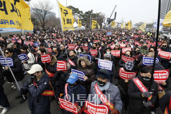 ▲3일 서울 영등포구 여의대로에서 의대정원 증원 및 필수의료 패키지 저지를 위한 전국의사 총궐기대회가 열리고 있다. 조현호 기자 hyunho@