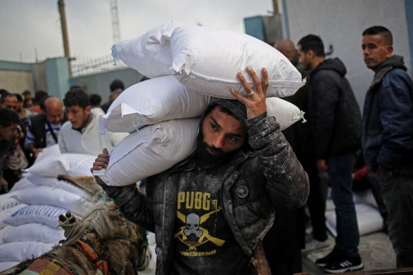 ▲팔레스타인 라파에서 3일(현지시간) 주민들이 구호품을 가져가고 있다. 라파(팔레스타인)/AFP연합뉴스
