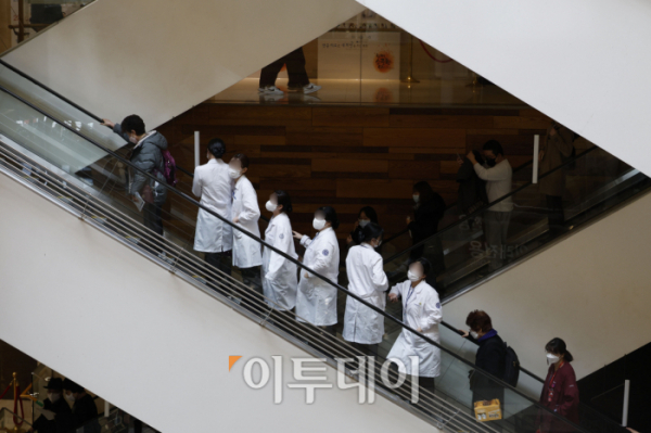 ▲4일 서울 시내의 한 대학병원에서 의료진들이 발걸음을 옮기고 있다. (조현호 기자 hyunho@)