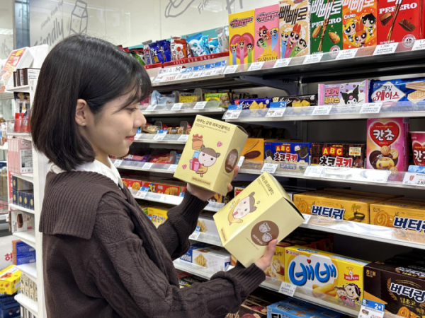 ▲고객이 편의점 GS25에서 인기 웹툰 '마루는강쥐' 협업 상품을 살펴보고 있다. (사진제공=GS리테일)