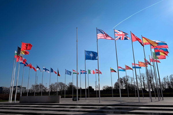 ▲지난달 27일(현지시간) 벨기에 브뤼셀에서 나토 본부 앞에 회원국 국기가 보인다. 브뤼셀/AFP연합뉴스

