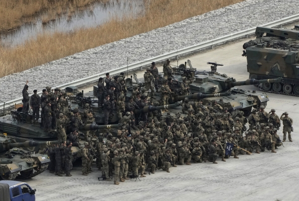 ▲지난해 3월 22일 한국 포천에서 한미 양국 육군 장병들이 모여있다. AP연합뉴스