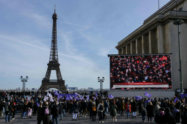 ▲프랑스 파리 에펠탑 근처에서 4일(현지시간) 시민들이 낙태권을 헌법에 명기한 최초의 국가가 되는 순간을 기다리고 있다. 파리/AFP연합뉴스