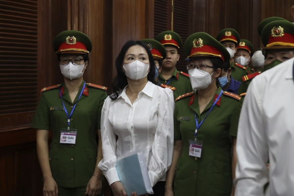 ▲쯔엉 미 란(가운데) 반틴팟홀딩스 회장이 5일 법정에 들어서고 있다. 호찌민(베트남)/AP뉴시스
