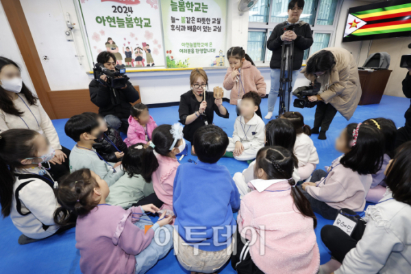 ▲5일 서울 마포구 아현초등학교에서 열린 늘봄학교 돌봄교실에서 학생들이 음악 활동을 하고 있다. 조현호 기자 hyunho@