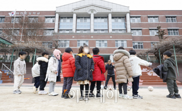 ▲5일 서울 마포구 아현초등학교에서 열린 늘봄학교 돌봄교실에서 학생들이 축구 활동을 하고 있다. 조현호 기자 hyunho@