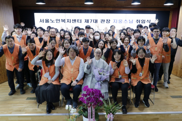 ▲지웅스님과 서울노인복지센터 직원들의 단체사진(서울노인복지센터)