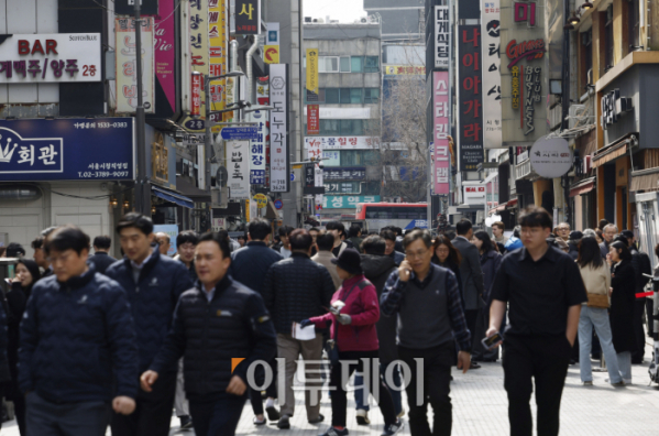 ▲5일 서울 중구 북창동 거리에서 시민들이 점심 식사를 하기 위해 이동하고 있다. 조현호 기자 hyunho@