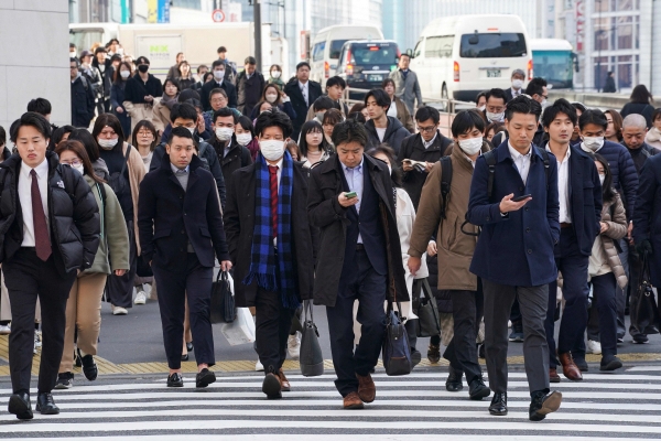 ▲일본 도쿄에서 출근하는 시민들이 횡단보도를 건너고 있다. 도쿄/AFP연합뉴스
