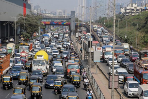 ▲인도 뭄바이 도로에 차량 줄지어 있다. (EPA/연합뉴스)