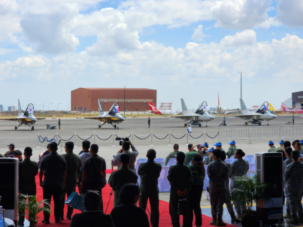 ▲필리핀 에어쇼에 전시된 블랙이글스와 필리핀 FA-50PH. (사진제공=한국항공우주산업)