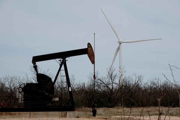 ▲지난해 3월 17일 미국 텍사스주에서 펌프 잭이 원유를 시추하고 있다. 텍사스주/로이터연합뉴스
