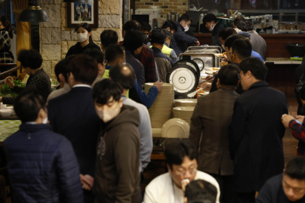 ▲점심시간 서울 시내 한 한식뷔페가 비교적 저렴한 가격에 주변 직장인 등으로 붐비고 있다. 조현호 기자 hyunho@